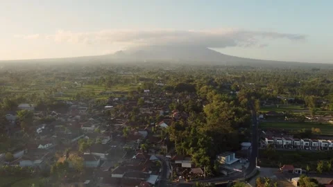 Mount Merapi at Sunset, Yogyakarta, Indonesia Vidéo 341373389