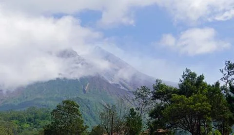  Mount Merapi volcano peak on java island with landscape Stock-Fotos