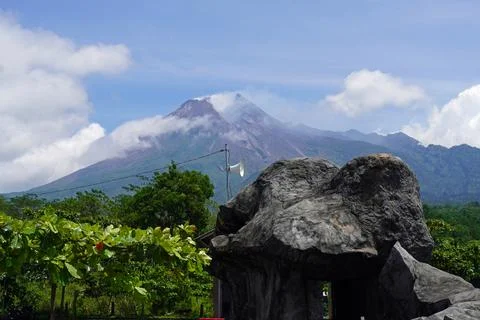  Mount Merapi volcano peak on java island with landscape Foto stock