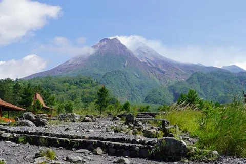  Mount Merapi volcano peak on java island with landscape Foto stock