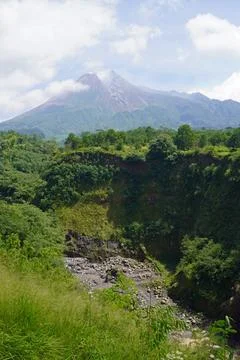 Mount Merapi volcano peak on java island with landscape Foto stock