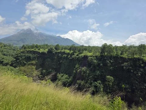 Mount Merapi volcano peak on java island with landscape Stockfoto's