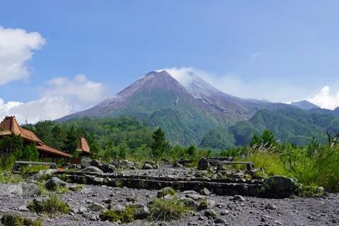  Mount Merapi volcano peak on java island with landscape Foto stock