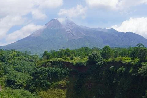  Mount Merapi volcano peak on java island with landscape Foto stock