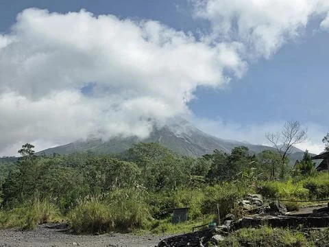 Mount Merapi volcano peak on java island with landscape Stockfoto's