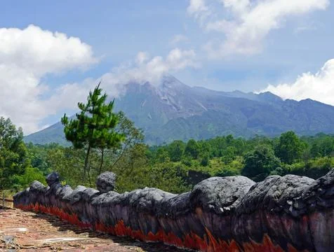  Mount Merapi volcano peak on java island with landscape Foto stock