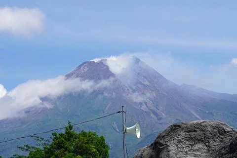 Mount Merapi volcano peak on java island with landscape Foto stock