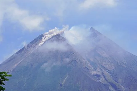  Mount Merapi volcano peak on java island with landscape Stockfoto's