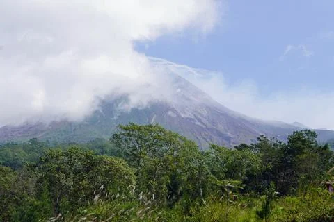  Mount Merapi volcano peak on java island with landscape Foto stock