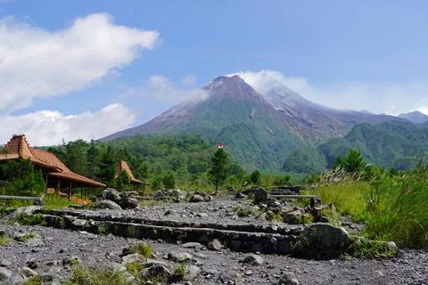  Mount Merapi volcano peak on java island with landscape Stock-Fotos