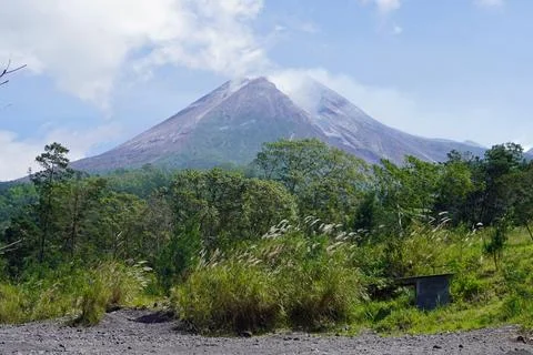  Mount Merapi volcano peak on java island with landscape Foto stock