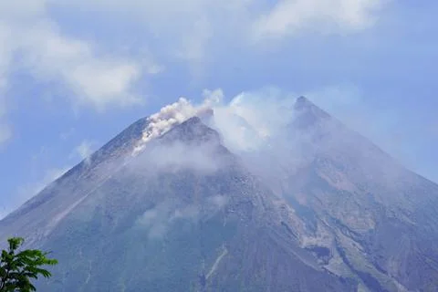  Mount Merapi volcano peak on java island with landscape Foto stock