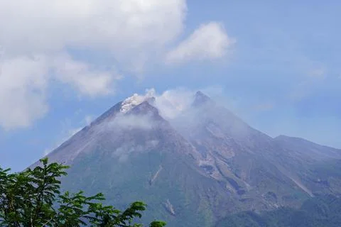  Mount Merapi volcano peak on java island with landscape Foto stock
