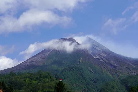  Mount Merapi volcano peak on java island with landscape Stock-Fotos