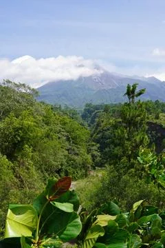  Mount Merapi volcano peak on java island with landscape Foto stock