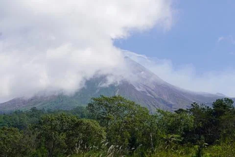  Mount Merapi volcano peak on java island with landscape Foto stock