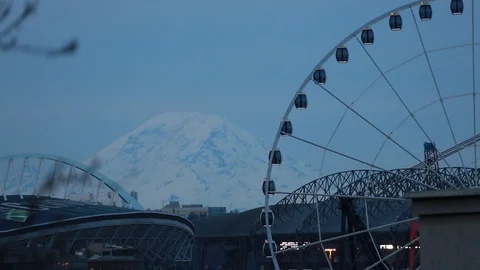 Mount Rainier in the distance with a ferris wheel in foreground Vídeo Stock 105678569