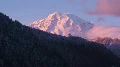 Mount Rainier Emerging Behind Ridge at Dusk Pink Alpenglow Aerial 스톡 동영상 332249228