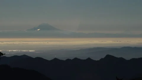 Mount Rainier at sunrise Видео 142778013