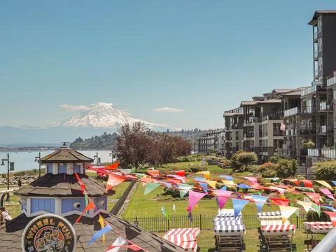 Mount Rainier volcano view over Point Ruston waterfront promenade with festiv Stock Photos