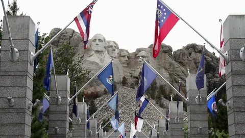 Mount Rushmore monument with the Avenue of Flags in the foreground, South Dakota Stockbeeldmateriaal 276891251