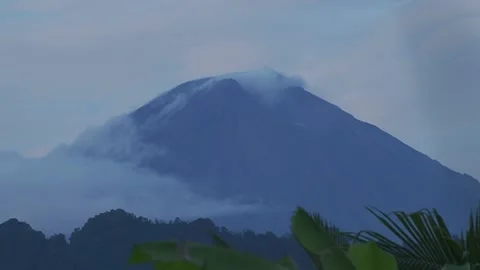 Mount Semeru time lapse 2 스톡 동영상 231804029