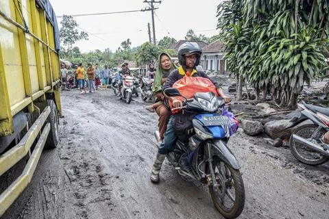 Mount Semeru Volcano eruption aftermath, Lumajang, Indonesia - 20 Nov 2025 Foto stock