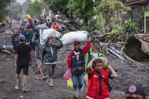 Mount Semeru Volcano eruption aftermath, Lumajang, Indonesia - 20 Nov 2025 Foto stock