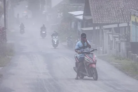 Mount Semeru Volcano eruption aftermath, Lumajang, Indonesia - 20 Nov 2025 Foto stock