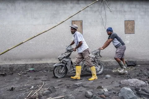 Mount Semeru Volcano eruption aftermath, Lumajang, Indonesia - 20 Nov 2025 Foto stock