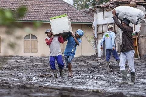 Mount Semeru Volcano eruption aftermath, Lumajang, Indonesia - 20 Nov 2025 Foto stock