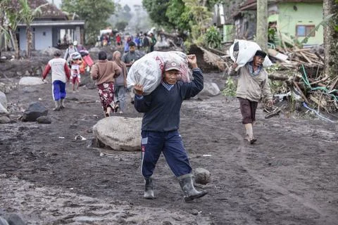 Mount Semeru Volcano eruption aftermath, Lumajang, Indonesia - 20 Nov 2025 Foto stock