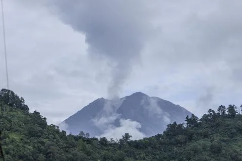 Mount Semeru Volcano eruption aftermath, Lumajang, Indonesia - 20 Nov 2025 Foto stock