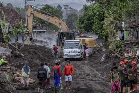 Mount Semeru Volcano eruption aftermath, Lumajang, Indonesia - 20 Nov 2025 Foto stock