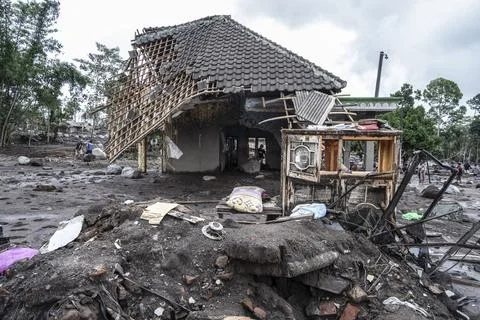 Mount Semeru Volcano eruption aftermath, Lumajang, Indonesia - 20 Nov 2025 Foto stock