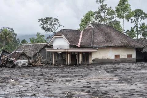 Mount Semeru Volcano eruption aftermath, Lumajang, Indonesia - 20 Nov 2025 Foto stock