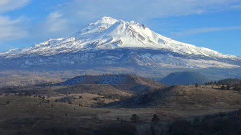 Mount Shasta Snow Covered Volcanic Peak Rising Above Northern California ScenicX 動画素材 328204072