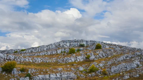 Mount top and cloudy sky Vídeos de archivo 328711150