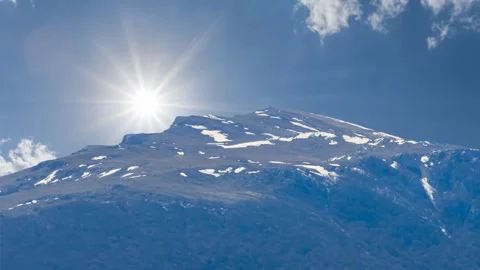 Mount top covered by a snow under blue cloudy sky time lapse scene Vídeos de archivo 253984050