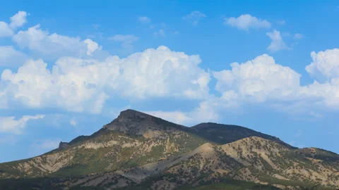 Mount top under a huge cumulus clouds Stock-Footage 333670923