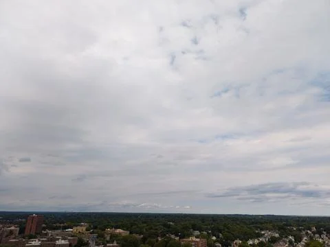 Mount Vernon cityscape under cloudy sky in New York Stock-Fotos