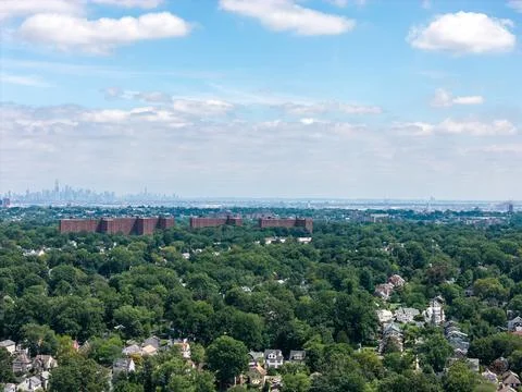 Mount Vernon cityscape under cloudy sky, urban residential area, New York. High- 库存照片