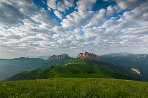 Mountain Achishboki under the ripples of clouds. Vídeos de archivo 52575788