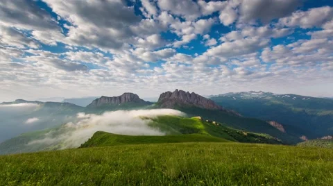 Mountain Achishboki under the ripples of clouds and fog. 스톡 동영상 52579618