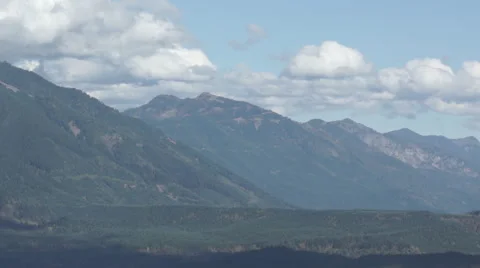 Mountain and clouds Stockbeeldmateriaal 44346126
