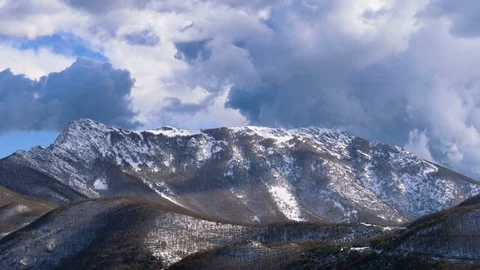 Mountain and moving clouds 스톡 동영상 82386379