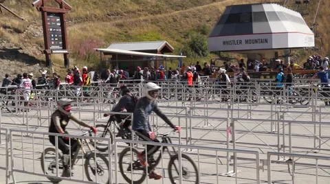 Mountain bike queue 動画素材 55657288