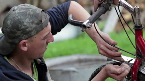 Mountain bike repairs Video stock 65560045