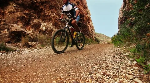 Mountain bike in the rocks Video stock 42422088