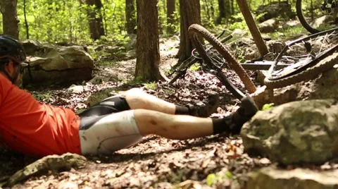 Mountain bike wreck 動画素材 35906301